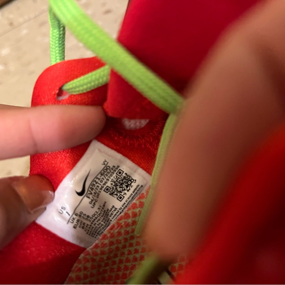 Nike Kobe Reverse Grinch - Picture 11 of 15